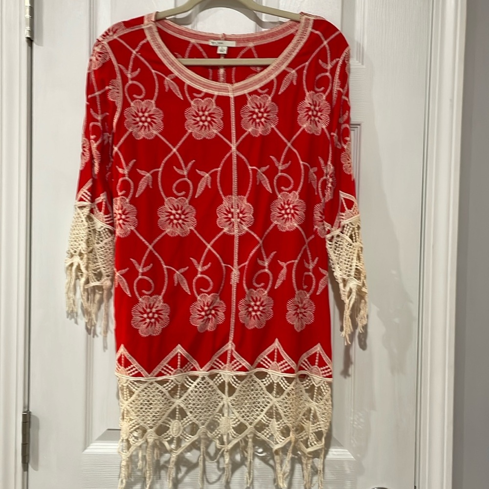 EST. 1946 Red Cream top. Size Large Beautiful